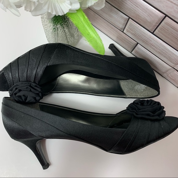 Mootsies Tootsies Black Satin Peep Toe Dress Heels w/Rosette Sz 8.5 - Picture 9 of 13